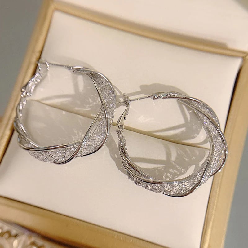 Pendientes retorcidos de moda