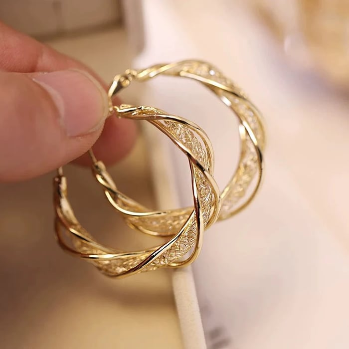 Pendientes retorcidos de moda