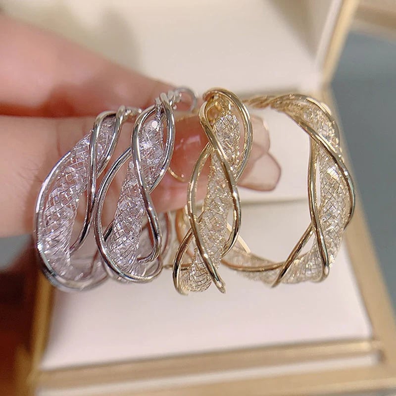 Pendientes retorcidos de moda