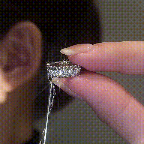 Clip de oreja largo con borla molecular de cubo✨